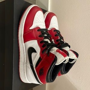 AUTHENTIC! Jordan 1 Mid Chicago 2021 size 7Y